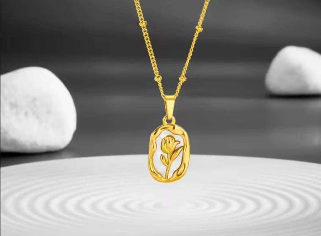 Elegant Floral Charm Pendant Necklace